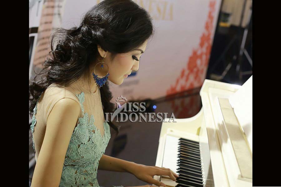 Ratna Nurlia Alfiandini saat pertunjukan bakat @instagram Miss Indonesia